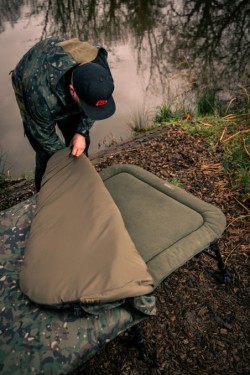 Trakker RLX 8 Wide Camo Bed System